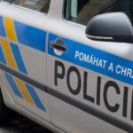 Nehoda na Jihlavsku: Řidič Audi vytlačil auto před sebou do příkopu a ujel