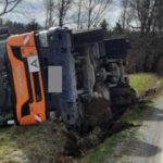 Nehoda na Jihlavsku: Řidič náklaďáku se vyhýbal zvěři