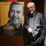 Tématem dokumentu Tady Havel, slyšíte mě? je odcházení prezidenta Václava Havla
