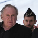 Herec Depardieu přišel k soudu, obviněný je z obtěžování