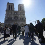AP: Věřící se na Velikonoce vracejí do obnovené Notre-Dame s dojetím a úžasem