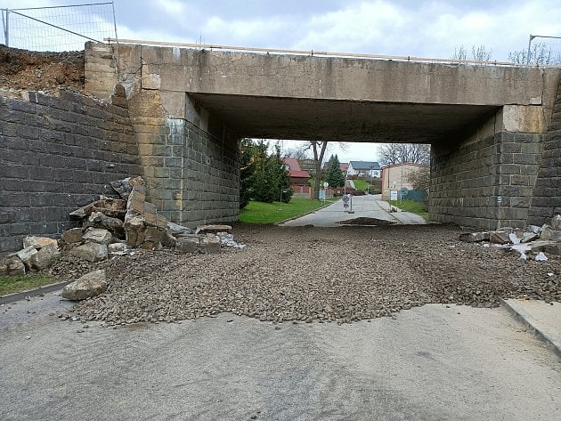 Tak vypadá začátek bourání velkého železničního mostu v Přibyslavi na Havlíčkobrodsku