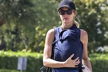 Brazilská modelka Gisele Bündchen je měsíc po porodu zpět na své původní váze. Zpátky do formy jí pomáhají svižné procházky s miminkem. Brazilská modelka Gisele Bündchen je měsíc po porodu zpět na své původní váze. Zpátky do formy jí pomáhají svižné procházky s miminkem.