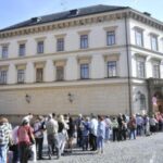Lidé si mohou prohlédnout parlamentní sídla či vládní Lichtenštejnský palác
