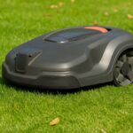 Po špatných zkušenostech s robotickými sekačkami se mnozí vracejí k původní klasice