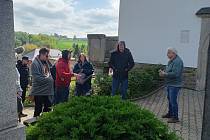 Výběr zpráv: Odznak Vysočina natáčel na hřbitově v Ledči, Světlá se chlubí pávy