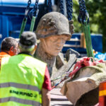 Firma přesunula pomník vojáka v Litoměřicích do areálu bývalých kasáren