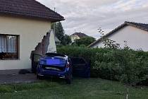 Řidič přejel přes zahradu a najel do domu. Foto: se souhlasem PČR