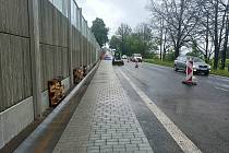 Prakticky už dokončená stavba protihlukové stěny u Květnova Prakticky už dokončená stavba protihlukové stěny u Květnova