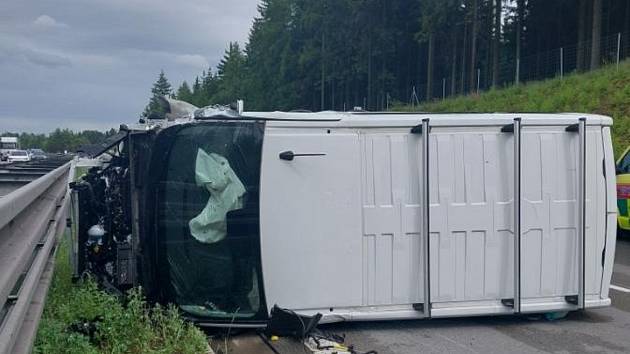 Nehoda na D1: Po nárazu se převrácené auto plné lidí dál sunulo po silnici