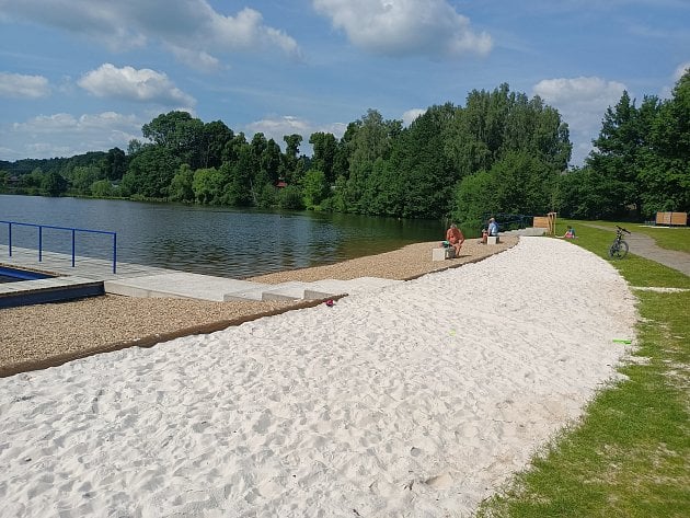 Nová mořská pláž a bílý písek. Rybník Cihlář v Brodě zahájil koupací sezonu
