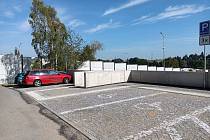 Nové parkoviště Na Nebi v Havlíčkově Brodě s kamerou a závorami. Nové parkoviště Na Nebi v Havlíčkově Brodě s kamerou a závorami.