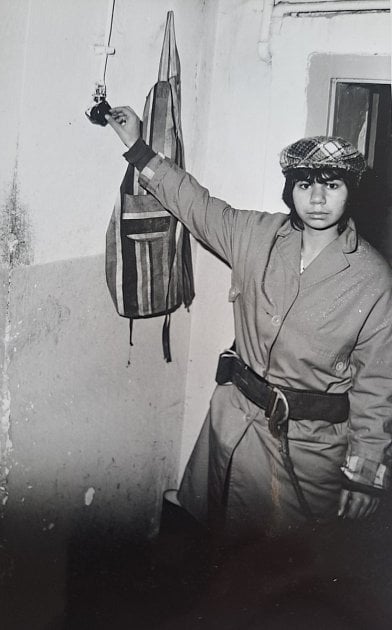 Eva Kováčová při rekonstrukci požáru ukazuje v kuchyni u elektrického sporáku vypínače. Originální snímek je z vyšetřovacího spisu uloženého v Archivu bezpečnostních složek v Kanicích u Brna.