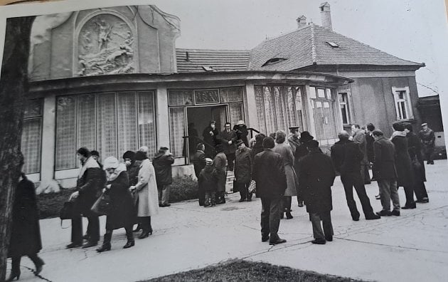 Společný pohřeb uhořelých dívek a žen se konal 30. listopadu 1984 na hřbitově v Chomutově. Snímek je z vyšetřovacího spisu uloženého v Archivu bezpečnostních složek v Kanicích u Brna.