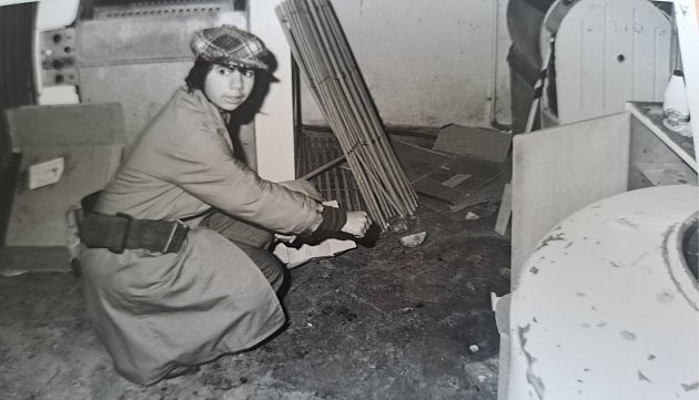Eva Kováčová ukazuje v prádelně místo, kde zapálila složené prádlo. Originální snímek je z vyšetřovacího spisu uloženého v Archivu bezpečnostních složek v Kanicích u Brna.