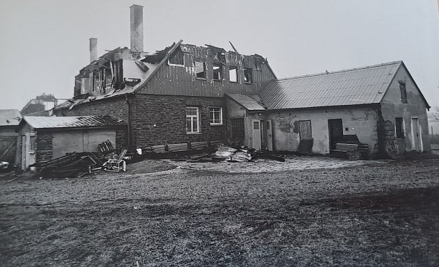 Ústav sociální péče v Měděnci po požáru. Snímek je z vyšetřovacího spisu uloženého v Archivu bezpečnostních složek v Kanicích u Brna.