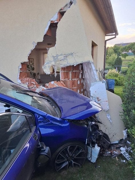 Řidič přejel přes zahradu a najel do domu. Foto: se souhlasem PČR