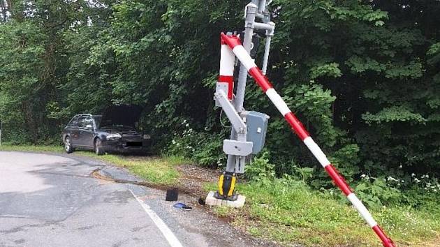 Řidič Audi poničil železniční přejezd u Světlé, policisté hledají svědky