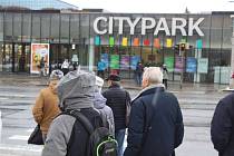 Nakupující míří do obchodního centra Citypark. Nakupující míří do obchodního centra Citypark.