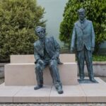 V Hrušovanech odhalili sousoší malíře Alfonse Muchy a historika Maxe Dvořáka