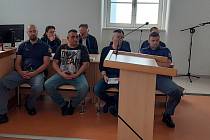 Skupina obžalovaných u soudu v Jihlavě.