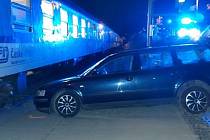 Řidič, který boural, zaparkoval auto v Lukách nad Jihlavou nebezpečně blízko k přejezdu.