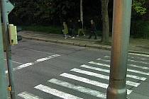Policisté potřebují zjistit totožnost lidí na fotografii. Policisté potřebují zjistit totožnost lidí na fotografii.