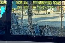 Rozbité okno trolejbusu v Jihlavě. Rozbité okno trolejbusu v Jihlavě.