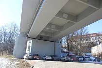 Pod Brněnským mostem se dá stát zadarmo, řidiči ale často neparkují podle pravidel. Město udělá úpravy a parkoviště bude zahrnuté do modré zóny. Pod Brněnským mostem se dá stát zadarmo, řidiči ale často neparkují podle pravidel. Město udělá úpravy a parkoviště bude zahrnuté do modré zóny.