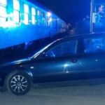 Řidič v Lukách havaroval a utekl, vlak musel nouzově brzdit