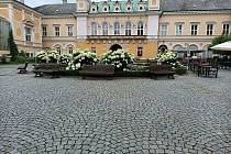 Zámku ve Světlé nad Sázavou se někdy přezdívá Versailles Vysočiny. Teď v něm mohou hosté i spát