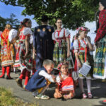 Stovky krojovaných lidí všech generací zaplavily Domažlice, kroje se nosí víc Stovky krojovaných lidí všech generací zaplavily Domažlice, kroje se nosí víc