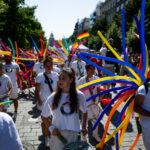 Tisíce lidí v barevném oblečení vyrazily na průvod Prague Pride